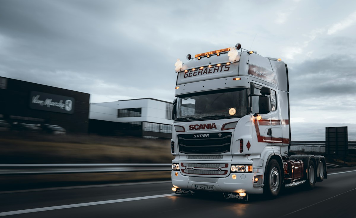 Transport drogowy — samochód ciężarowy